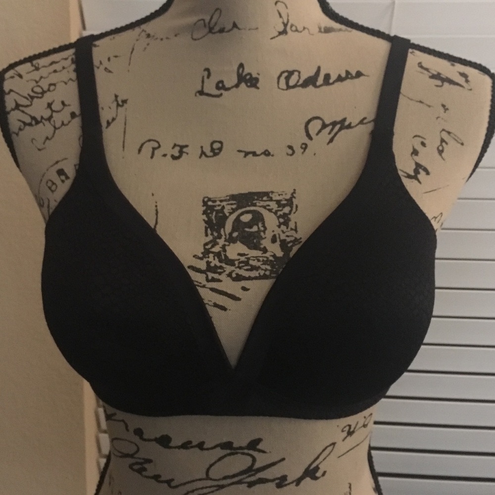 NWOT Warner’s Soft Cup Black Bra-34C